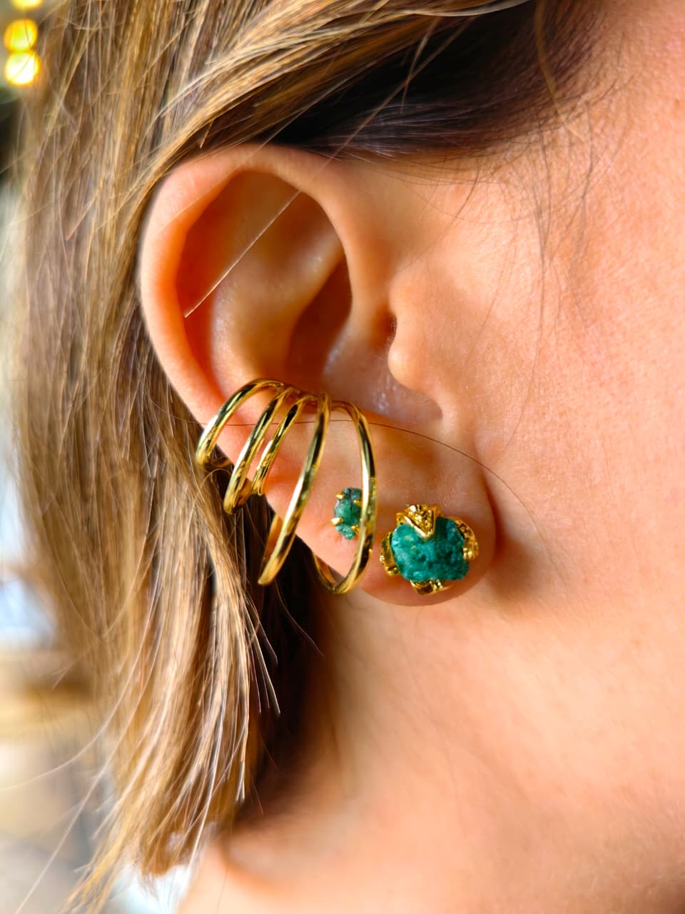 Topos tulipan filigrana con esmeralda en bruto