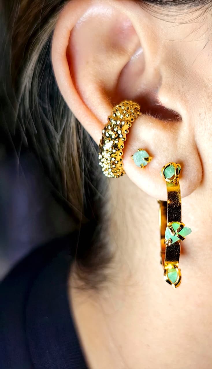 Candongas Luxury Plana con Esmeralda en Bruto – Brillo Dorado con Esencia Natural