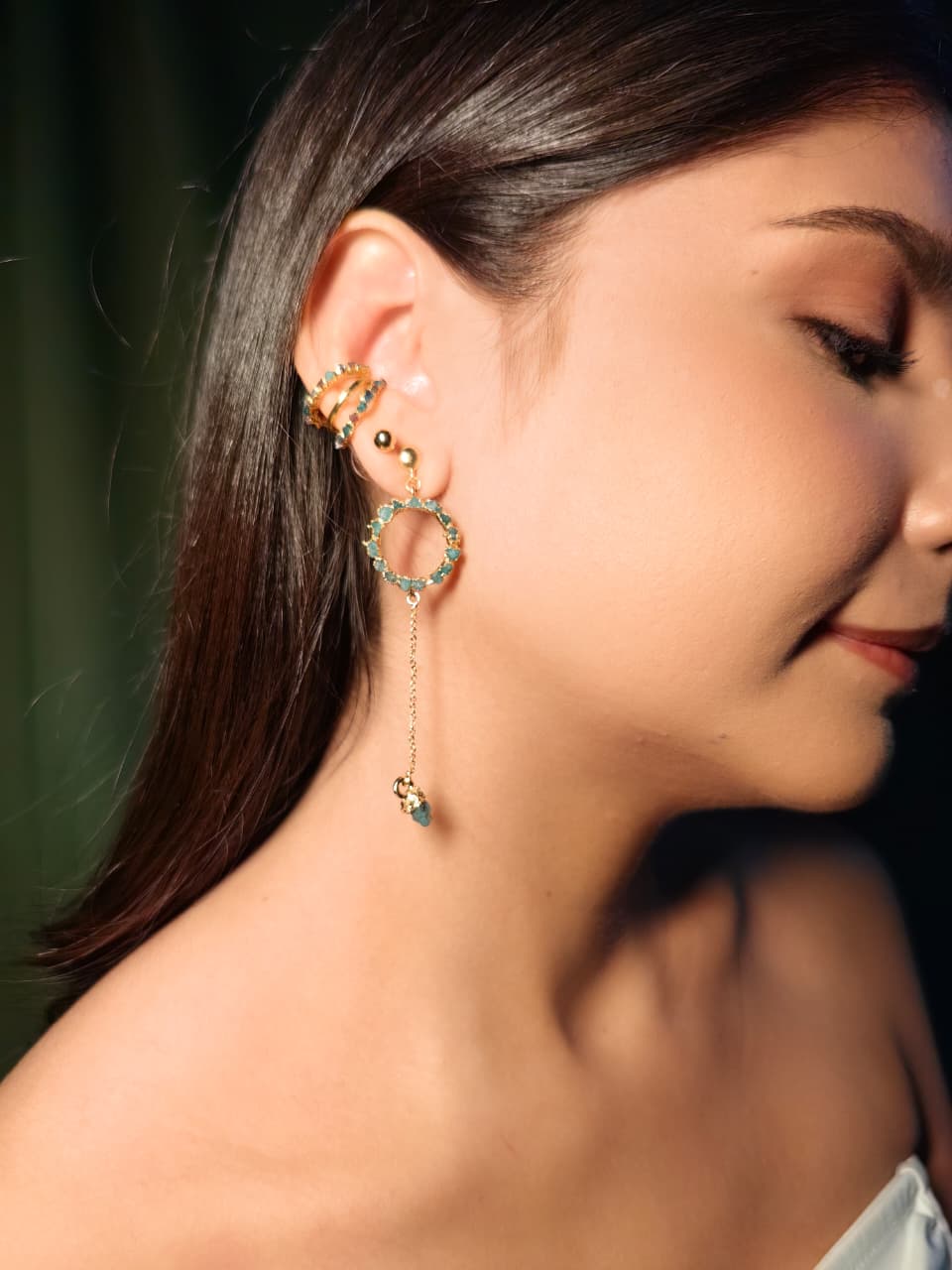 Arete toque esmeralda en bruto