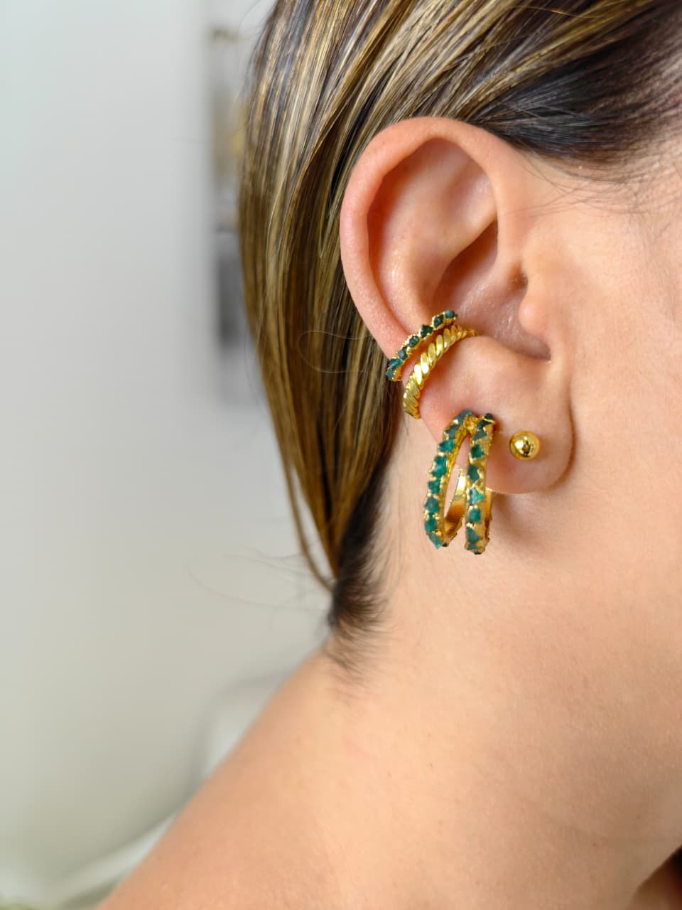 Candonga Clásica Doble – Esmeralda En Bruto Con Baño De Oro 24K