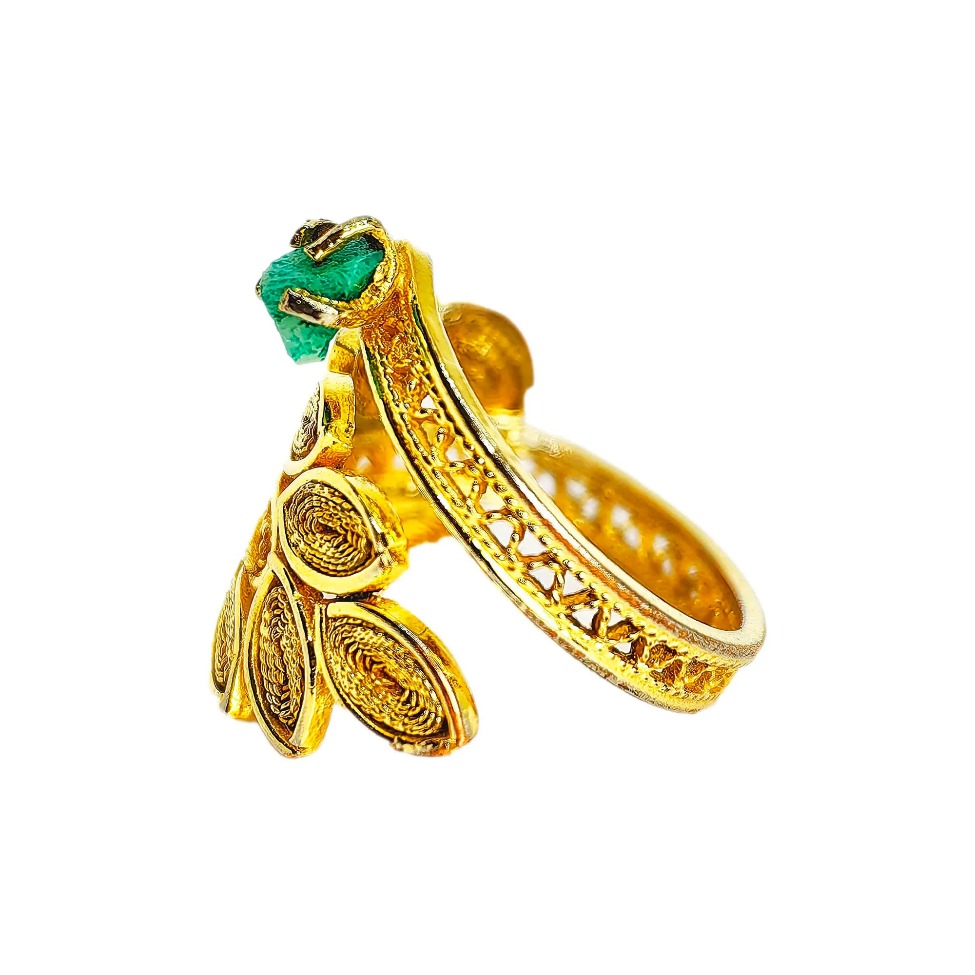 Anillo hoja en hilos de filigrana con esmeralda en bruto